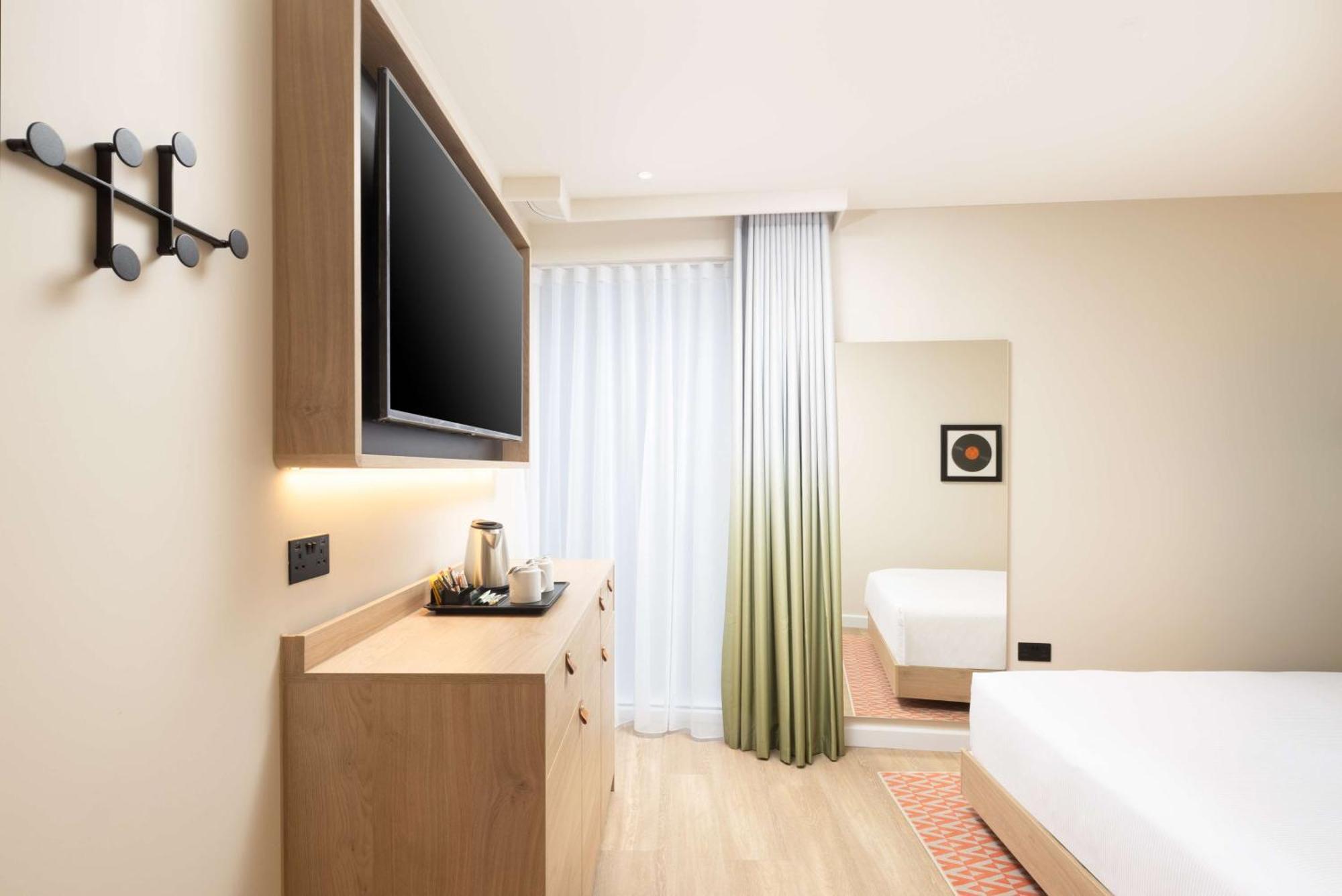 Отель Hampton By Hilton London Old Street Экстерьер фото